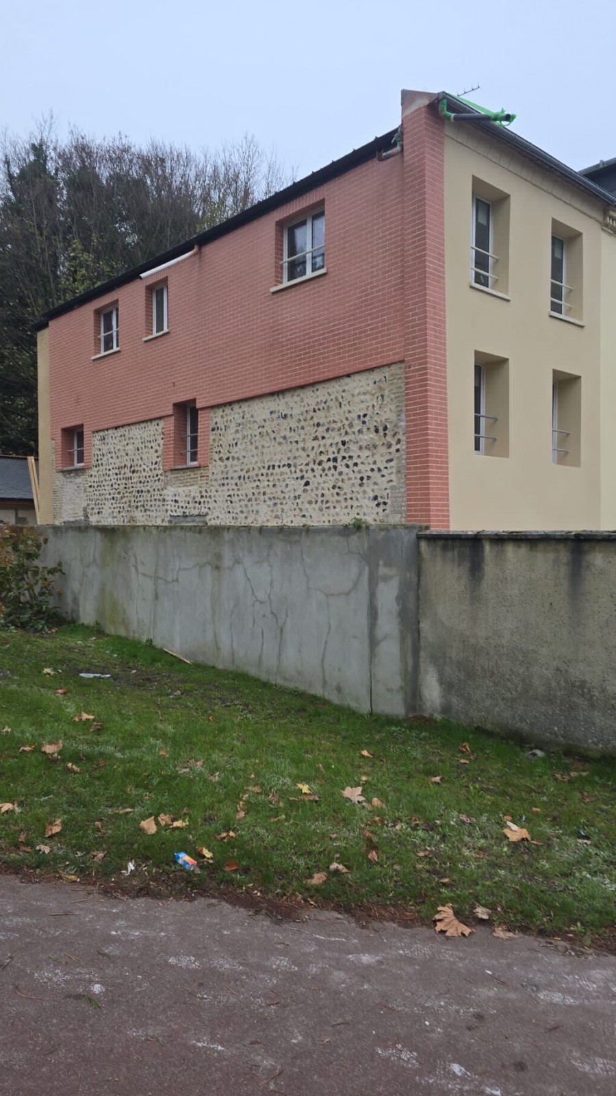 Artisan maçon secteur Goderville : rénovation complète d'une façade avec rejointoiement, briques et corniches