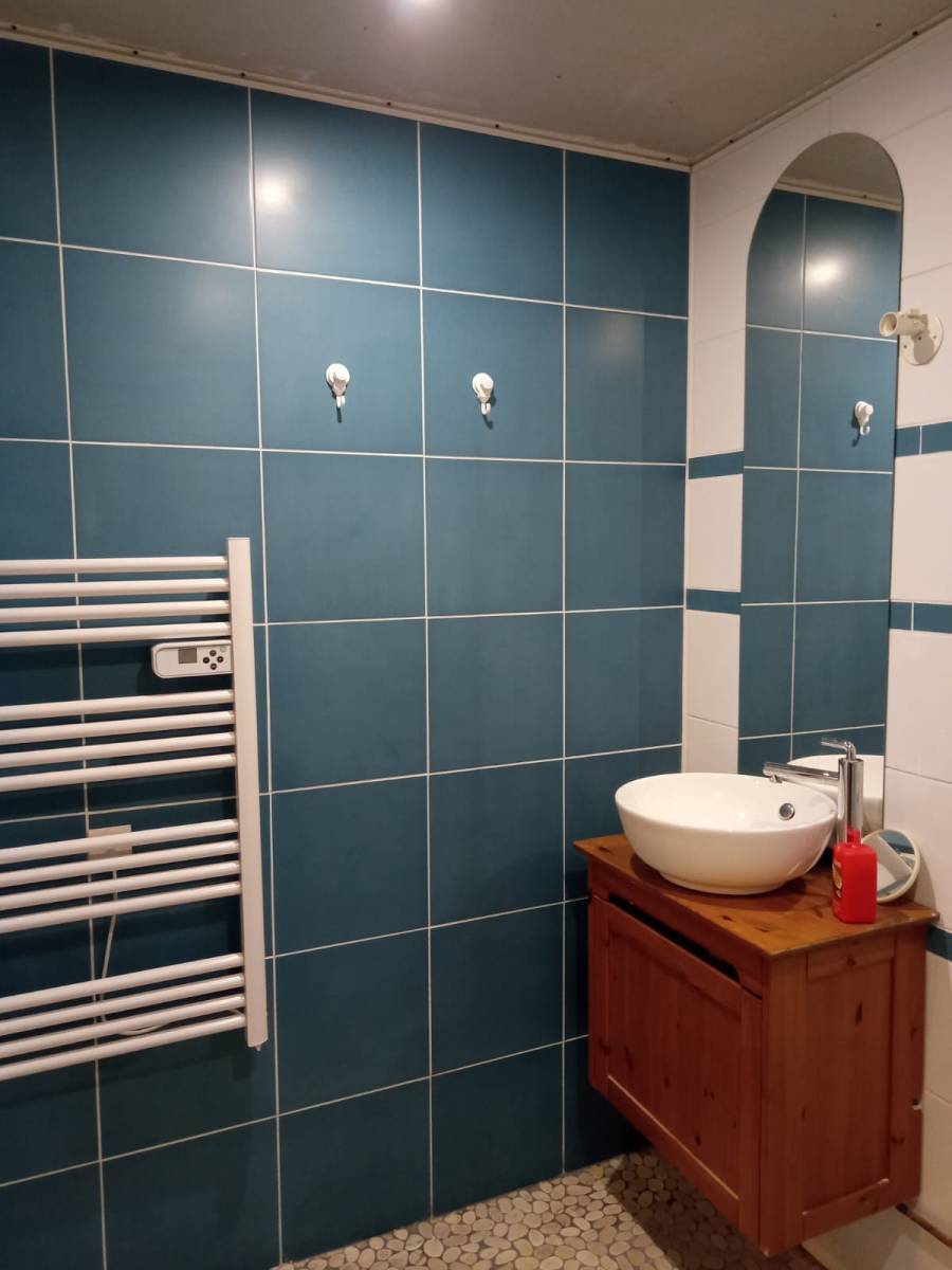 Entreprise pour la pose de faïence horizontale dans une salle de bains à Saint Valéry en Caux