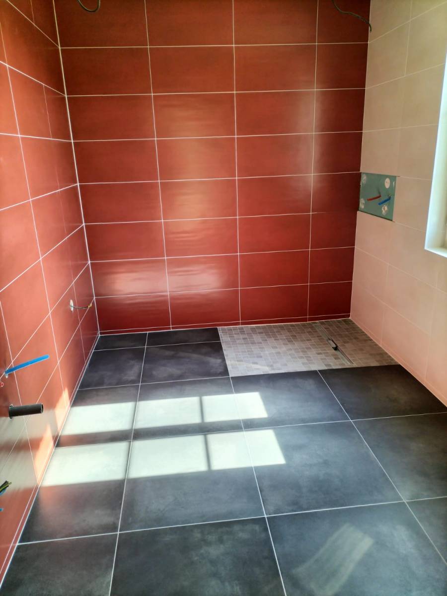 Installation de carrelage grande dalle pour le sol d'une salle de bain proche de Saint-Valéry-en-Caux 76