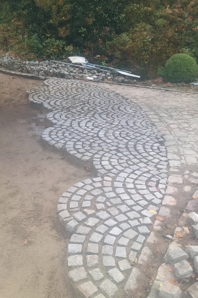 Entreprise de maçonnerie secteur Fécamp : réalisation d'un parking de 150 m² en pavés de rue pour une villa